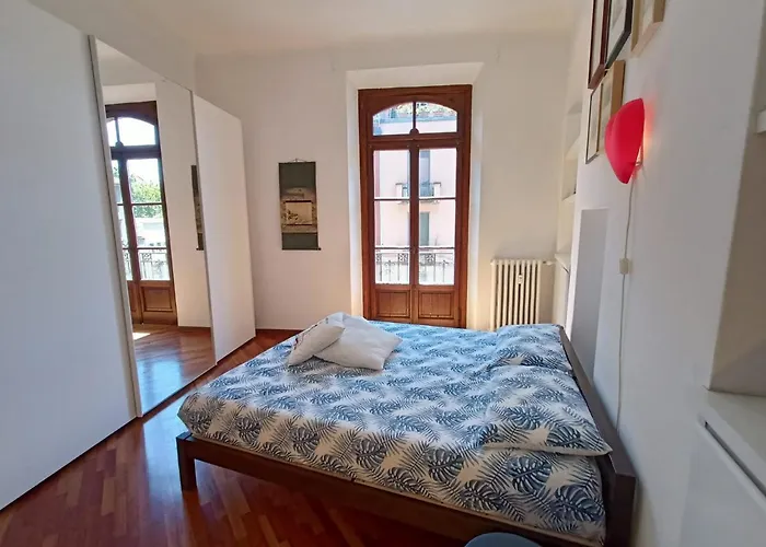 Charming Design Apartment Into Navigli District